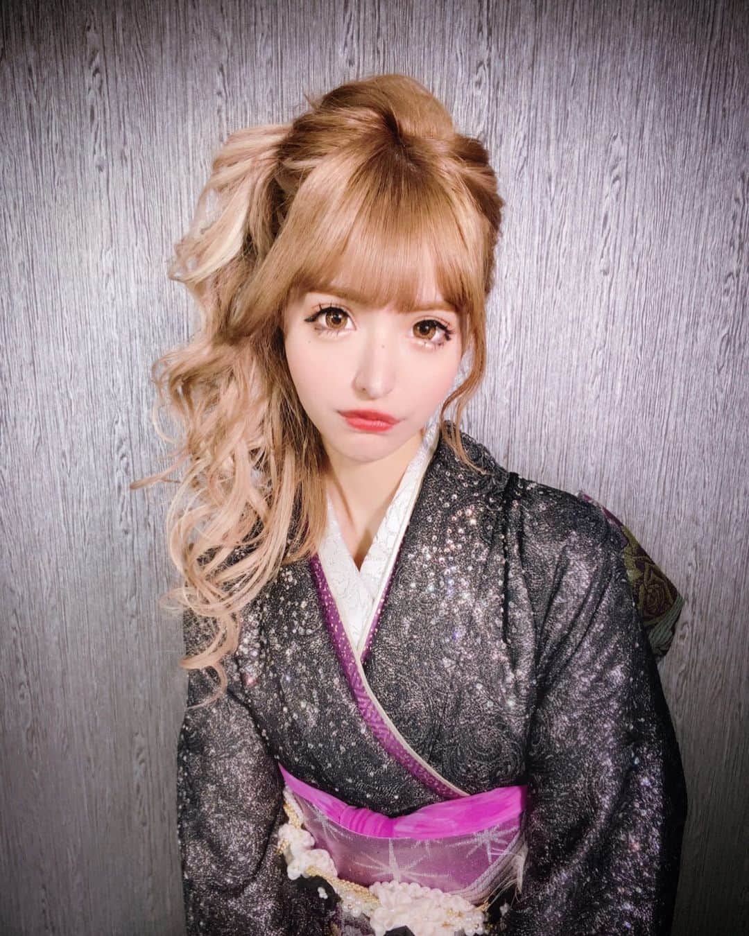 アンジェリカのインスタグラム：「⚜️ . 成人式の前撮りをお仕事で撮って頂いたよん♥ きゃわちー振袖すぎて🥰🥰  せっかくだから本番で着る振袖とは全然違う感じを 選んでみたよん💕💕  どお？？？？ @miyabi_kokura  さんの振袖だよ〜ッ☝🏽☝🏽  . ⚜️  #前撮り #20歳 #盛り髪 #盛り髪ヘアセット #振袖」