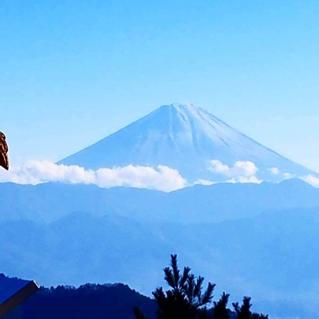 黒田啓蔵さんのインスタグラム写真 - (黒田啓蔵Instagram)「ロケ先で自然に癒されています。 富士山🗻も素晴らしく綺麗 なにか呼ばれた感じです。 #ロケ#快晴 #自然に #富士山🗻 #呼ばれた感じ #素敵な場所」12月5日 14時40分 - kurodakeizo