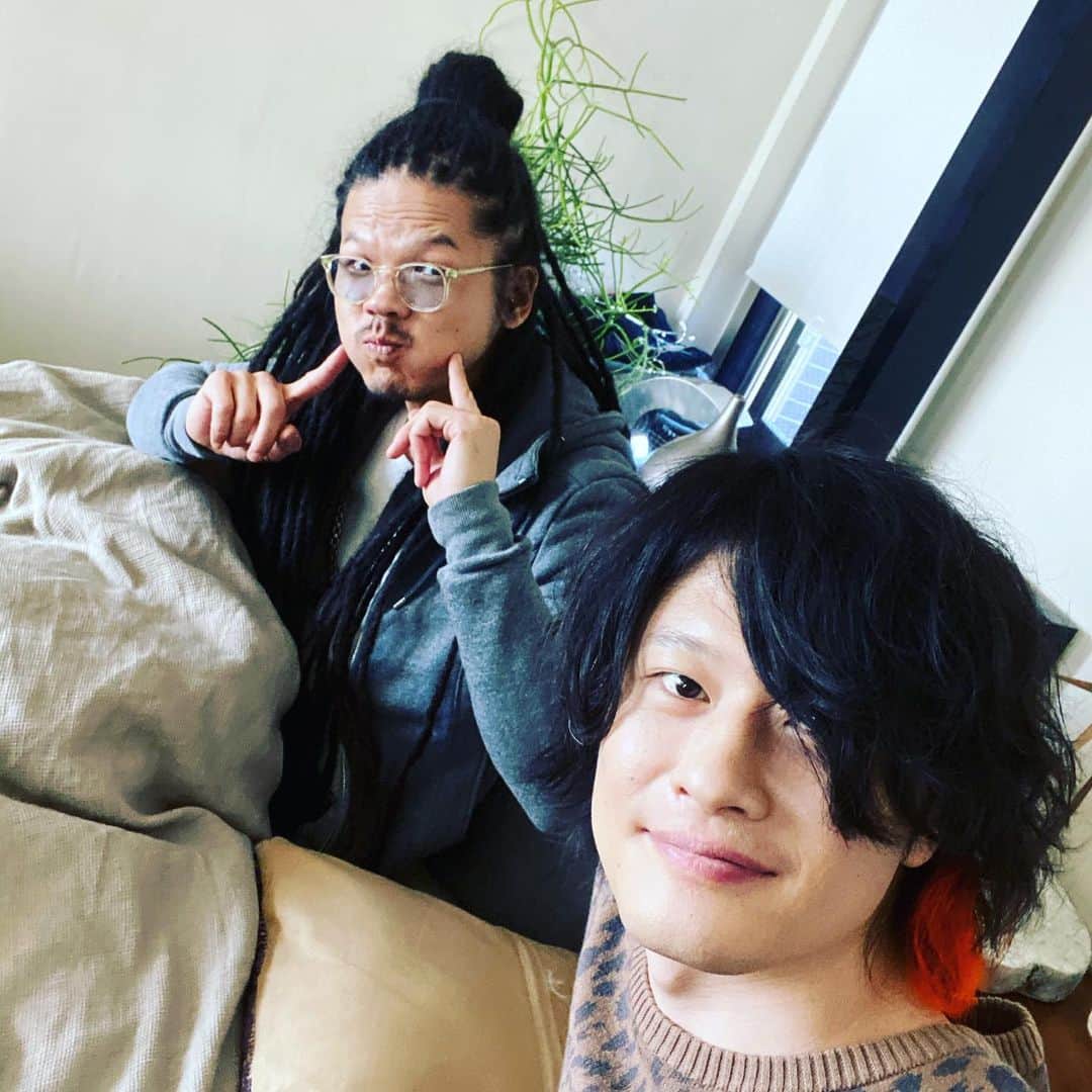 磯部寛之のインスタグラム：「Our very first acting experience. Kinda looks like we’re sleeping together but don’t misunderstand.lol Hiro 我々の人生初演技体験。一緒に寝てるみたいな感じに見えちゃう写真だけど、シーンの合間にサトヤスと。ひろ  #alexandros #岩井俊二 #さん #夢で会えても」