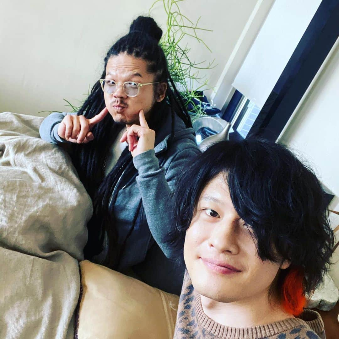 磯部寛之さんのインスタグラム写真 - (磯部寛之Instagram)「Our very first acting experience. Kinda looks like we’re sleeping together but don’t misunderstand.lol Hiro 我々の人生初演技体験。一緒に寝てるみたいな感じに見えちゃう写真だけど、シーンの合間にサトヤスと。ひろ  #alexandros #岩井俊二 #さん #夢で会えても」12月5日 14時51分 - hiro_isobe_alexandros