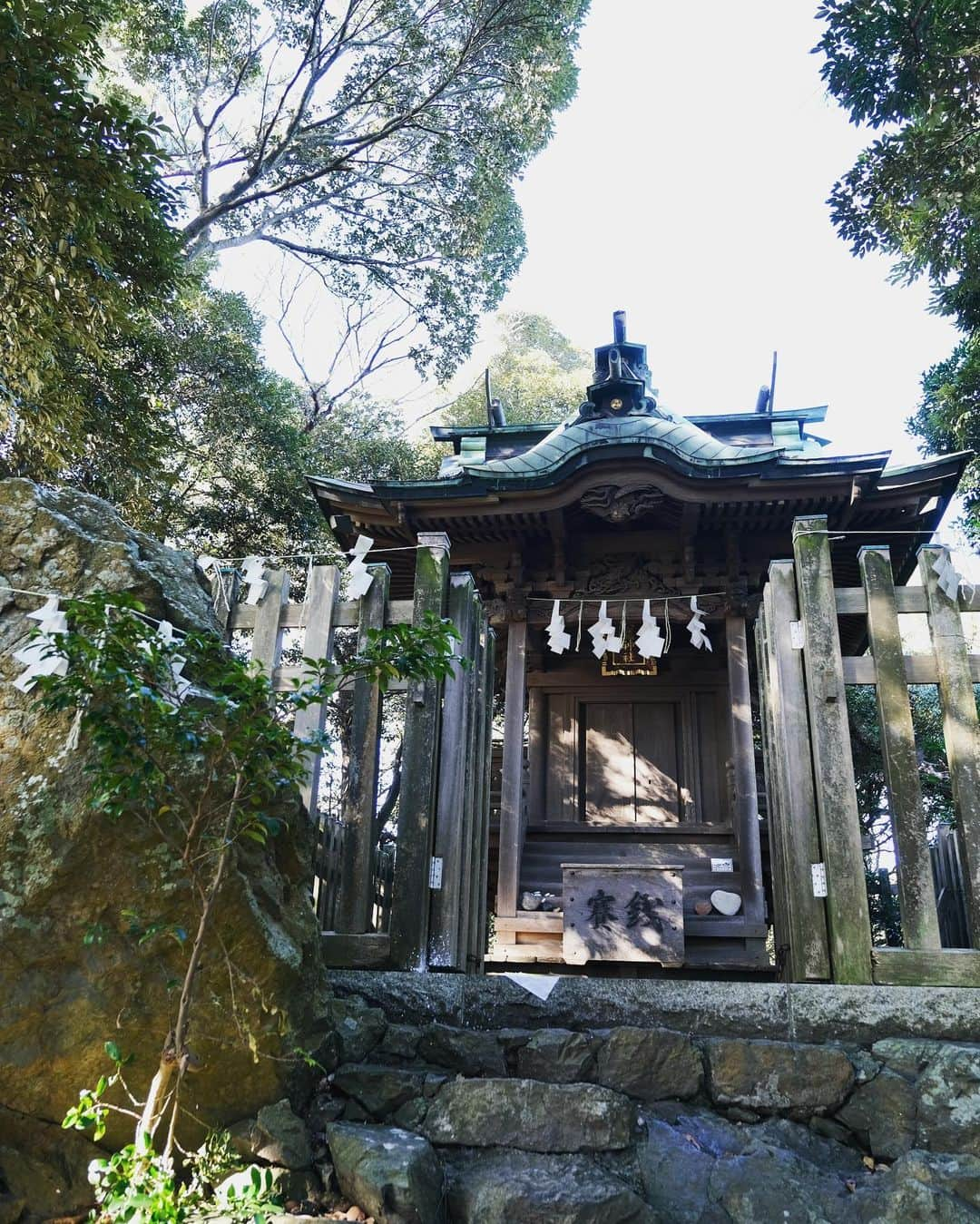 SHOCK EYEさんのインスタグラム写真 - (SHOCK EYEInstagram)「織物の神と星の神が祀られている大甕神社（おおみかじんじゃ）⛩ 岩山を鎖を辿り登っていくと現れる小さな本殿。 宿魂石という岩山には星の男神、暴れん坊だった天津甕星（あまつみかぼし）が封じ込まれているそう。 その上を押さえ込むように立つ本殿には、織物の女神、武葉槌命（たけはづちのみこと）が祀られてる。 なんだか、アニメみたいなお話✨ そして、岩山を降りた先には、屋根に星のマークが施された甕星神社がある。 ここにはちゃんと星の神様が祀られているよ。 ちなみにこの宿魂石、、 約500000000年前の地層だそうです😂 とにかくストレートに力強いパワーを感じた場所でした。 何か突破したい、背中を押してもらい前に進みたい人にいいかも。  #大甕神社 #茨城県 #宿魂石 #神社 #shrine #shrinegram」12月5日 14時45分 - shockeye_official