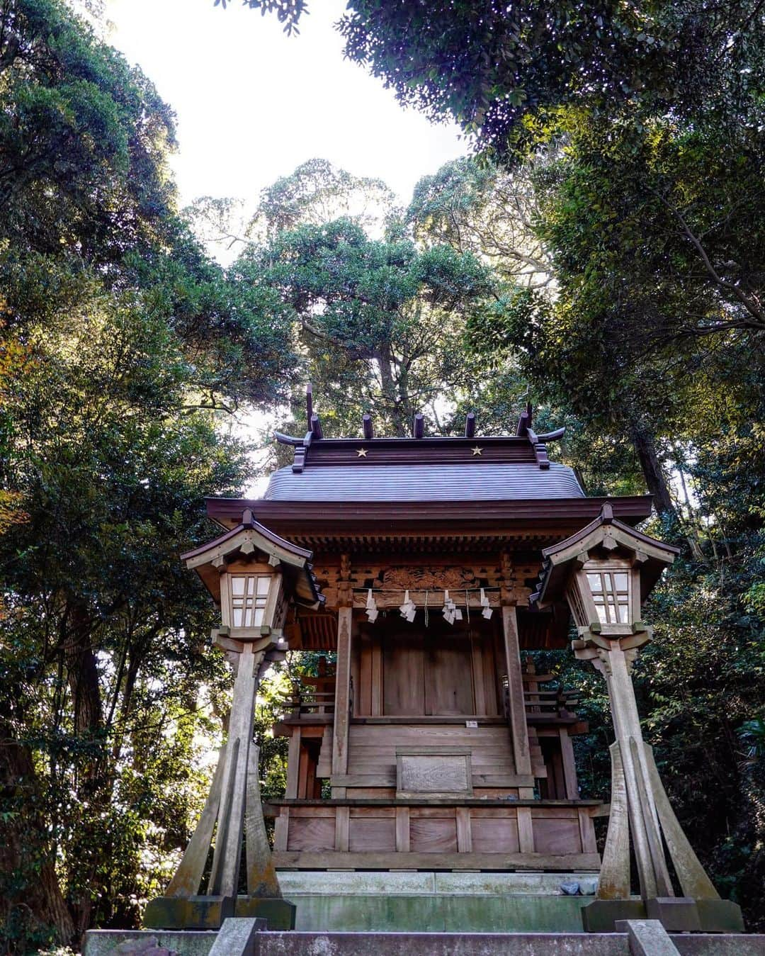 SHOCK EYEさんのインスタグラム写真 - (SHOCK EYEInstagram)「織物の神と星の神が祀られている大甕神社（おおみかじんじゃ）⛩ 岩山を鎖を辿り登っていくと現れる小さな本殿。 宿魂石という岩山には星の男神、暴れん坊だった天津甕星（あまつみかぼし）が封じ込まれているそう。 その上を押さえ込むように立つ本殿には、織物の女神、武葉槌命（たけはづちのみこと）が祀られてる。 なんだか、アニメみたいなお話✨ そして、岩山を降りた先には、屋根に星のマークが施された甕星神社がある。 ここにはちゃんと星の神様が祀られているよ。 ちなみにこの宿魂石、、 約500000000年前の地層だそうです😂 とにかくストレートに力強いパワーを感じた場所でした。 何か突破したい、背中を押してもらい前に進みたい人にいいかも。  #大甕神社 #茨城県 #宿魂石 #神社 #shrine #shrinegram」12月5日 14時45分 - shockeye_official