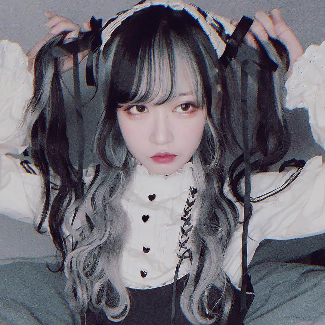 ねおきまこのインスタグラム：「目つき悪」