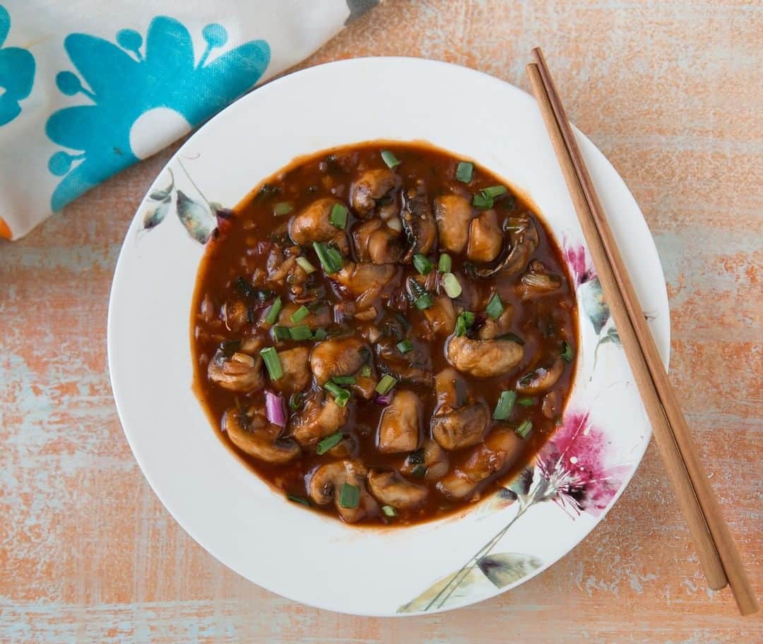 Archana's Kitchenさんのインスタグラム写真 - (Archana's KitchenInstagram)「Give this lip smacking and super delicious and healthy Mushroom Manchurian Recipe aka Mushroom Chilli Recipe try.  All it takes is 15 minutes to make this dish which you can serve along with Hakka noodles or even a veg fried rice. Get the recipe from the smart.bio link in my profile @archanaskitchen」12月5日 14時49分 - archanaskitchen