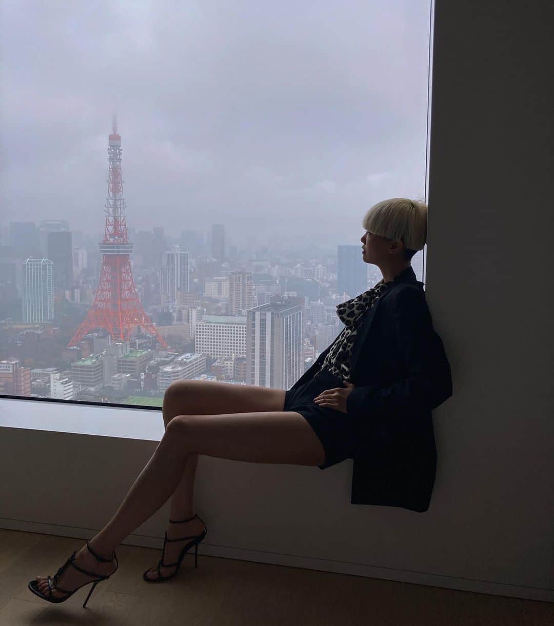 シェンさんのインスタグラム写真 - (シェンInstagram)「@toranomonedition 🌿 昨日からエディション虎ノ門に泊まらせていただきました🥰雨模様の🗼も好きになるぐらい素敵なお部屋✨  #toranomonedition #エディション虎ノ門  #editiontoranomon #saintlaurent」12月5日 14時50分 - shenshenshenshen