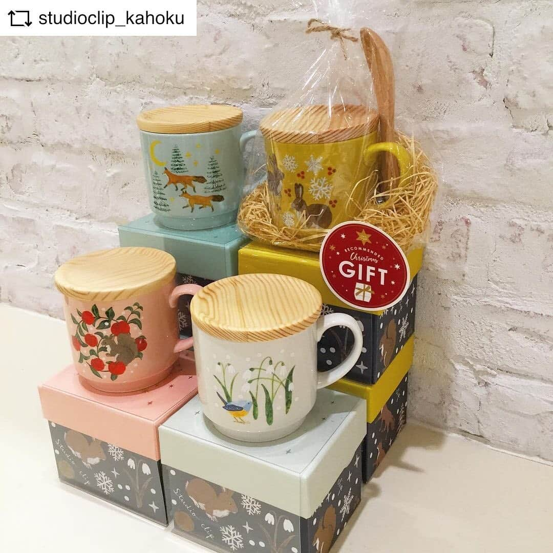 スタディオクリップさんのインスタグラム写真 - (スタディオクリップInstagram)「#REPOST @studioclip_kahoku with @get__repost__app  オススメマグカップ トップ3のご紹介です👑  第1位は松尾ミユキさんのイラストが描かれたステンレスマグ☕️ 嬉しい保温、保冷効果あり⤴︎🙌  第2位はスプーンもセットのスープマグ！可愛らしいマグで食卓をより華やかに✨✨  第3位はほっこりするイラストとそれぞれ違うイラストの、箱つきマグ☺️ 家族で揃えるのもいいですね💫🥰  コースターやスプーンなどと一緒にプチギフトにいかがでしょうか🎁🎄☃️  もちろんクリスマスラッピングも承っております🎅❄️  ぜひ店頭でご覧になってみてください🙌  #893563 ¥2,400+税 MMフタツキステンレスマグ  #894096 ¥600+税 ニットラウンドCO  #891284 ¥1,200+税 20スープマグWSPツキ  #893092 ¥750+税 20AW ボンボンCO  #902361 ¥1,540+税 20AWギフトマグ  #875934 ¥600+税 ラバーウッドスプーン  #studioclip #スタディオクリップ #スタジオクリップ #クリップスタッフ #スタジオじゃないよスタディオだよ #studioclipイオンモールかほく #イオンモールかほく #ギフト#マグカップ #repostios #repostw10」12月5日 15時01分 - studioclip