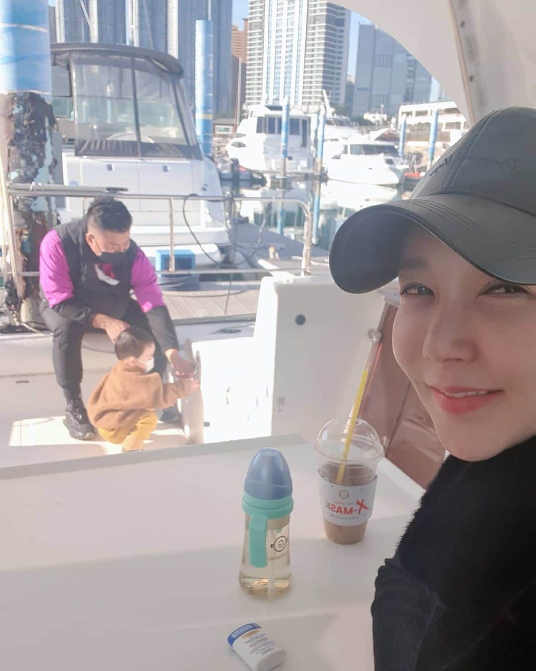 ミン・ヨンウォンのインスタグラム：「여유로운 토요일.짐보리 한판ㅡ낚시 열판🪅🧸⚽️⚾️🏀 . 코로나로 느므 답답.. 다들 모하시나요? . 정신 건강을 위해 배라도 타야겠어요... . 남편이 오늘은 큰물고기를 잡을까요? . . . . . 말이 너무 많이 늘어서 요구사항이 많아짐 (요즘 자꾸 저 여름신발 신는다고 실갱이..휴...) #20갤아기 #무한애교쟁이 #baby #family #푸드파이터#먹방요정  #사랑해  #육아일기 #신혼일기 #육아맘 #육아소통 #일상」