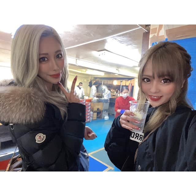 櫻井綾奈さんのインスタグラム写真 - (櫻井綾奈Instagram)「. 浅草 酉の市🍻🏮☺︎♡*° . 今年は屋台とか外飲みとか お祭りらしいこと出来ないと思ってた🥺 . 楽しすぎて二の酉と三の酉 仕事終わりに参戦しちゃった🤣🤣🤣 . 鮎の塩焼きウッマだし お酒はどんどん進んでいくし おでんの大根強すぎて箸折れるし ソーシャルディスタンスで なんか面会来てもらった人になったし . とってもとってもタノシカッタデス🤞🏽💓 . 来年は普通に花火大会とか 地元のお祭りとか行けたらいいなあ…🤔💭 . . 今日も出勤です21時頃には居ます♥️ . . . #池袋 #ikebukuro #キャバ #キャバクラ #キャバ嬢 #池袋シーサイド #プリンスグループ #浅草 #asakusa #浅草酉の市 #お祭り #酉の市  #鮎の塩焼き見つけたら食べちゃう #無駄に濃いめな酒 #大根切れずに折れる箸 #ソーシャルディスタンス #面会かて #治安悪い #混ぜるな危険メンバー #🍻 #🏮 #🍢 #🥢 #🐟 #👭 #💓 #instagood #instalike #like4like #l4l」12月5日 14時58分 - mayapan0511