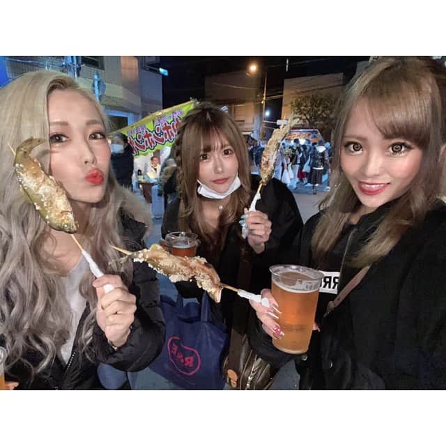 櫻井綾奈のインスタグラム：「. 浅草 酉の市🍻🏮☺︎♡*° . 今年は屋台とか外飲みとか お祭りらしいこと出来ないと思ってた🥺 . 楽しすぎて二の酉と三の酉 仕事終わりに参戦しちゃった🤣🤣🤣 . 鮎の塩焼きウッマだし お酒はどんどん進んでいくし おでんの大根強すぎて箸折れるし ソーシャルディスタンスで なんか面会来てもらった人になったし . とってもとってもタノシカッタデス🤞🏽💓 . 来年は普通に花火大会とか 地元のお祭りとか行けたらいいなあ…🤔💭 . . 今日も出勤です21時頃には居ます♥️ . . . #池袋 #ikebukuro #キャバ #キャバクラ #キャバ嬢 #池袋シーサイド #プリンスグループ #浅草 #asakusa #浅草酉の市 #お祭り #酉の市  #鮎の塩焼き見つけたら食べちゃう #無駄に濃いめな酒 #大根切れずに折れる箸 #ソーシャルディスタンス #面会かて #治安悪い #混ぜるな危険メンバー #🍻 #🏮 #🍢 #🥢 #🐟 #👭 #💓 #instagood #instalike #like4like #l4l」