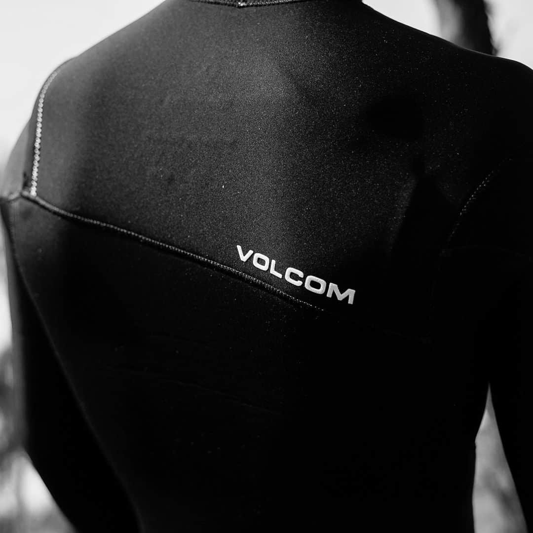 VolcomJapanさんのインスタグラム写真 - (VolcomJapanInstagram)「👀👌既成サイズ展開の新しいウェットスーツ、VOLCOM MODULATOR WETSUITSをリリース！ 我々のデザインチームは、 @volcomsurf チームライダーたちと共に、最高品質の洗練されたウェットスーツを開発しました。快適さとパフォーマンスを向上させながら保温性は損なわないように創られています。 先公予約受付中の3 / 2mm、4 / 3mmおよび5 / 4 / 3mm（フード付き）モデルが、数週間以内にリリースされます。 #VolcomWetsuits で、冬のサーフシーズンに備えましょう！ 公式オンラインストア、VOLCOM STORE各店、全国の一部正規取扱店にてチェックしてください！ 📲 店舗検索: vol.cm/storejp  📲 vol.cm/modulatorjp  VOLCOM CUSTOM WETSUITSも、絶賛カスタムオーダー受付中！ #TrulyDefined #TrueToThis #VolcomSurf #VolcomJapan #Volcom #ボルコム」12月5日 15時09分 - volcomjapan