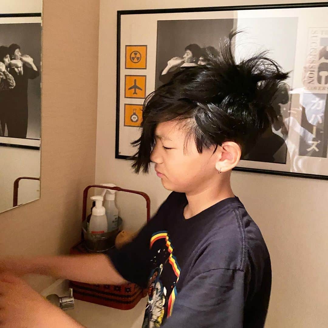 DJ DARUMAのインスタグラム：「こないだ夜中に起きてきた娘の髪型が 凄まじかった🐔 あとBDに貰った手紙で泣いた」
