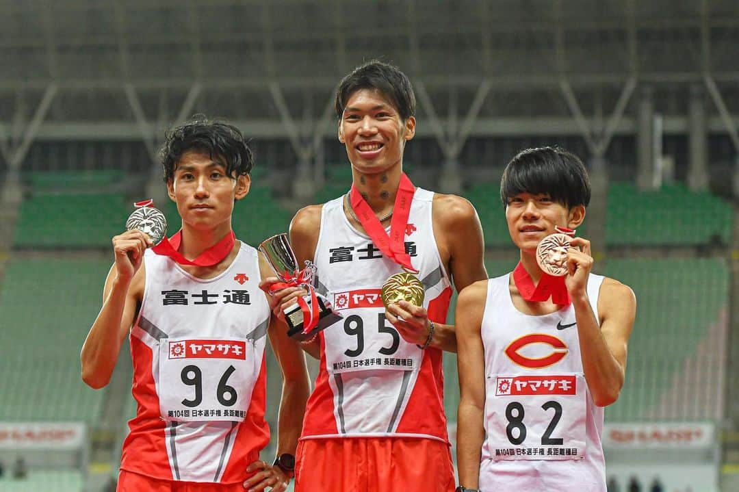 坂東悠汰のインスタグラム：「. 日本選手権 5000m 優勝🏆 13'18"49 PB . 今大会を開催してくださった関係者の皆様には感謝しかありません。ありがとうございました。 . オリンピック参加標準記録の13'13"50まであと少し。 手応えは感じたのでまた頑張りたいと思います！！ 現地や中継でのたくさんの応援が力になりました。 本当にありがとうございました！ . #日本選手権長距離 #5000m #富士通 #富士通ワンツー  next→ニューイヤー駅伝」