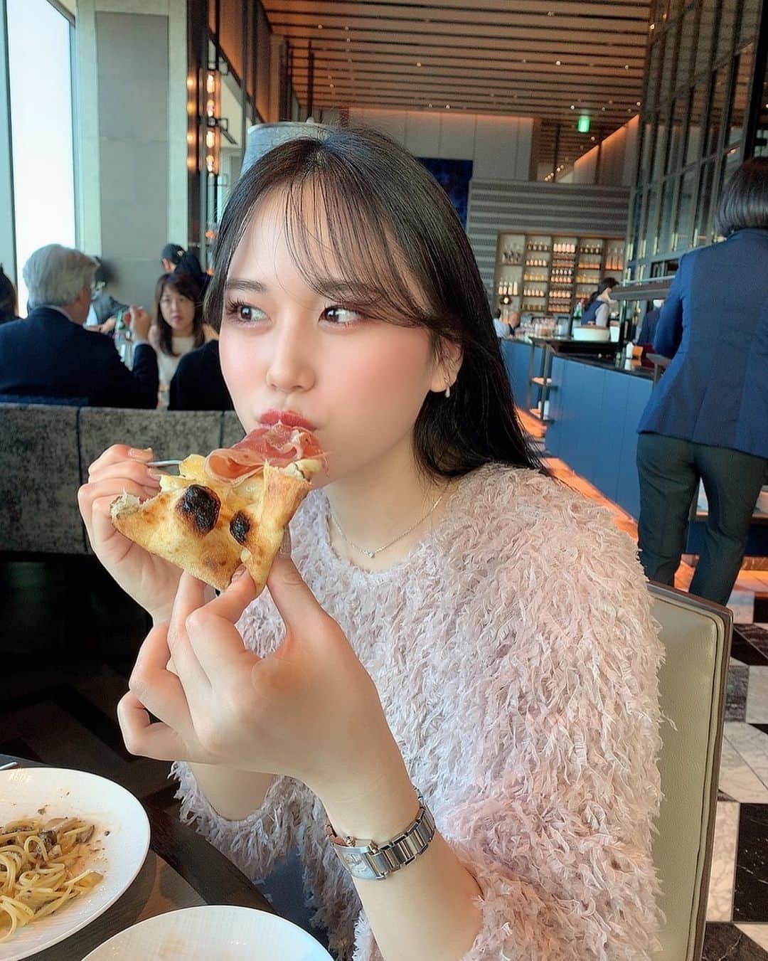 AKARIのインスタグラム：「#forseasonshotel 🍃 ちーたんとデート💗💗 地元から友達が来てくれるのほんと嬉しくて ずっとニコニコしてた😆💖 ここのピザほんと大きくてびっくり！笑」