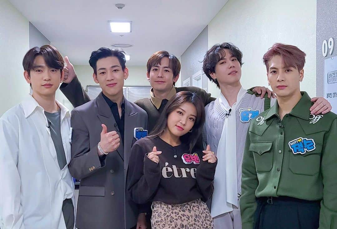 ニックン（2PM）のインスタグラム：「“퀴즈 위의 아이돌” 출연진분들 스텝 여러분 수고 많으셨습니다! 짧았지만 너무 너무 재미있었어요!! 마지막 녹화를 우리 멋진 GOT7 동생들과 함께 마무리 했습니다! 다음 작품도 기대해 주세요!」