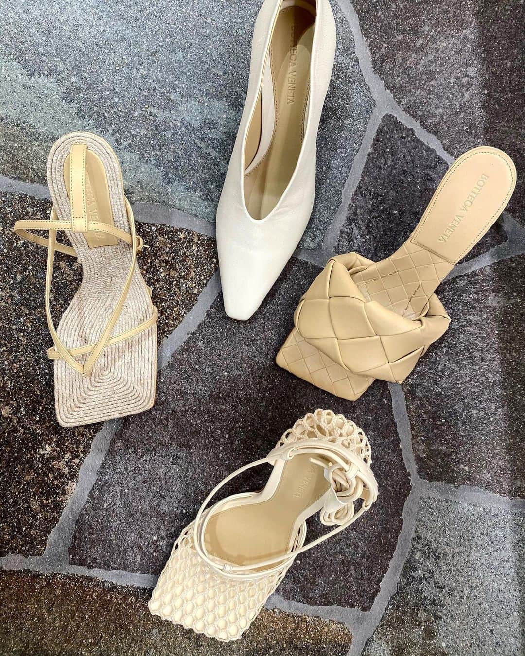 のインスタグラム：「⚪️🟡  #only #bottegaveneta #bottegavenetashoes #shoes」