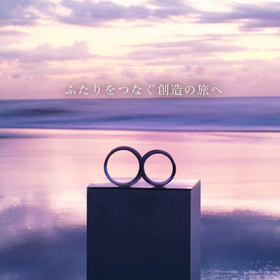 SORA ≪SORA表参道の公式アカウント≫のインスタグラム：「【SORAの公式サイトがリニューアルしました！】  私たちが大切にしてる指輪づくりの考え方を より皆さまへお伝えしていきたいという想いから この度、SORA公式サイトをリニューアルいたしました。  私たちは、結婚指輪とは『いれもの』だと 考えています。  これからふたりがどのようなあり方で、 どんな人生を歩んでいきたいか。  その想いを言葉と形で表現し結婚指輪という 『いれもの』に込めることで、ふたりの末永い人生の ゆるぎない指針となっていきます。  SORA表参道本店・札幌店では、 おふたりの指針を抽出し指輪に込めるデザイン手法 DRIP(ドリップ)にて、究極のオーダーメイドを ご体験いただけます。  公式サイトでは、DRIPについての詳しいご案内や オーダー事例をご紹介しておりますので ぜひご覧ください。  #指輪はいれもの  --------------------------------------------------  ▼SORA公式サイト https://www.sora-w.com/  ▼究極のオーダーメイドDRIP(ドリップ)について https://www.sora-w.com/drip/  -------------------------------------------------- . #結婚指輪 #婚約指輪 #表参道 #オーダーメイド #オーダーメイドリング #オーダーメイドジュエリー　 #金属アレルギー #金属アレルギー対応  #レアメタル #鍛造 #結婚指輪探し  #マリッジリング #エンゲージリング #ブライダル #ウェディング #プレ花嫁 #bridal #wedding #jewelry #japaneseart #madeinjapan #2021春婚 #2021wedding  #結婚指輪オーダー  #ジルコニウム #ジルコニウムカラー」