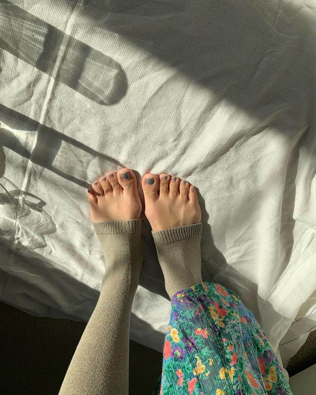 花盛友里のインスタグラム：「プントゥのスパッツ（レギンス、、？）があったかいし何より気持ち良すぎて最高すぎる！色味も可愛いしー、この気持ちよさ触ったらびっくりするわよ。  腹巻付きやからお腹まであったか。冷え知らずやー！」