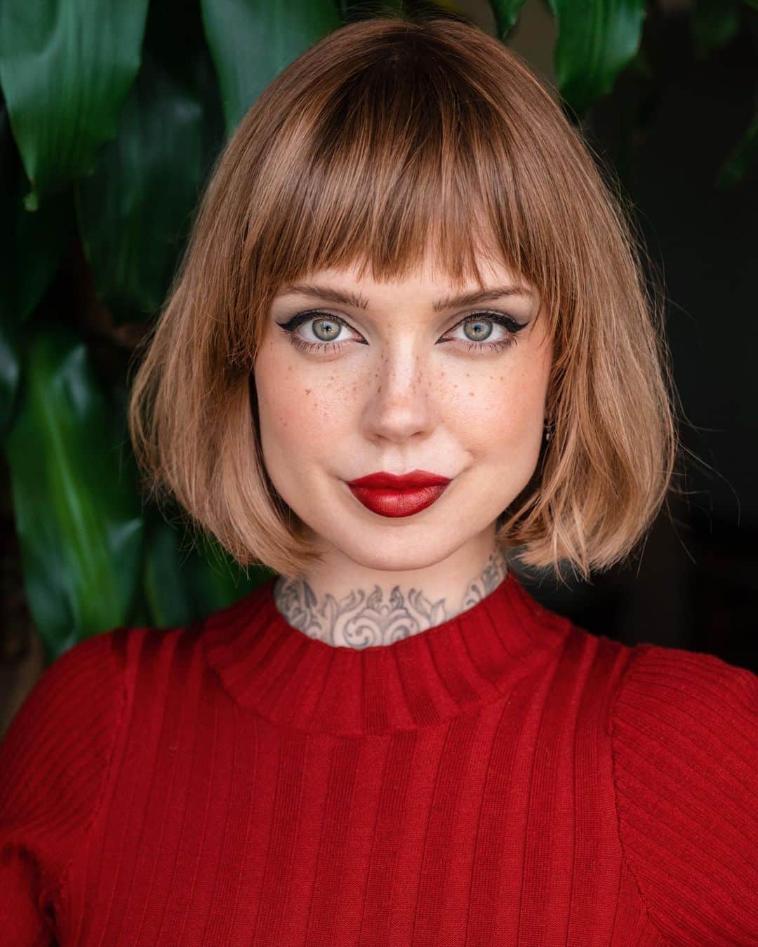 サラ・Xのインスタグラム：「@atomicliz.does.hair gave me the ✂️chop✂️ today! I feel so much lighter ✨  #frenchbob #bobwithbangs #bobhaircut #razorhaircut」