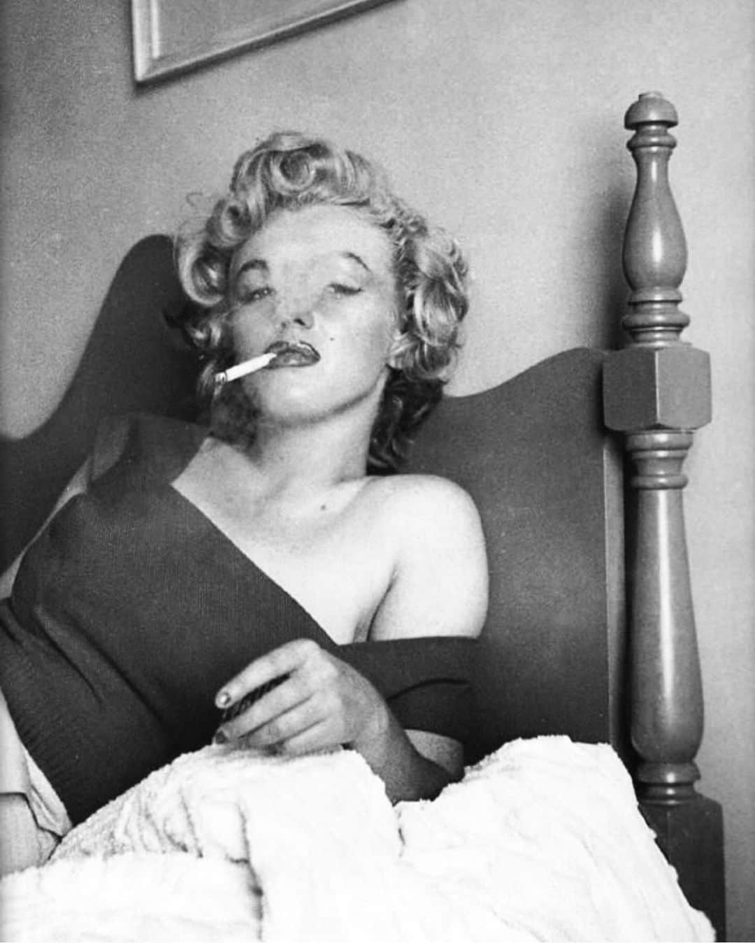 マリリン・モンローさんのインスタグラム写真 - (マリリン・モンローInstagram)「Marilyn Monroe photographed posing with a cigarette by Jock Carol in 1952. Marilyn by no means was a chain smoker, more like an occasional/for the camera smoker.🖤 thank you @marilynchic #marilynmonroe」12月5日 6時22分 - welovemarilyn