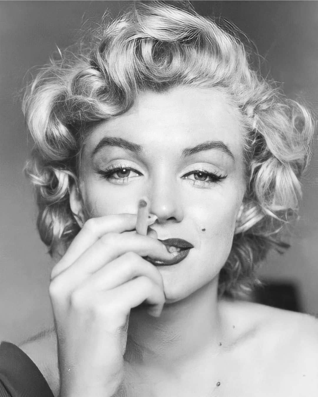 のインスタグラム：「Marilyn Monroe photographed posing with a cigarette by Jock Carol in 1952. Marilyn by no means was a chain smoker, more like an occasional/for the camera smoker.🖤 thank you @marilynchic #marilynmonroe」