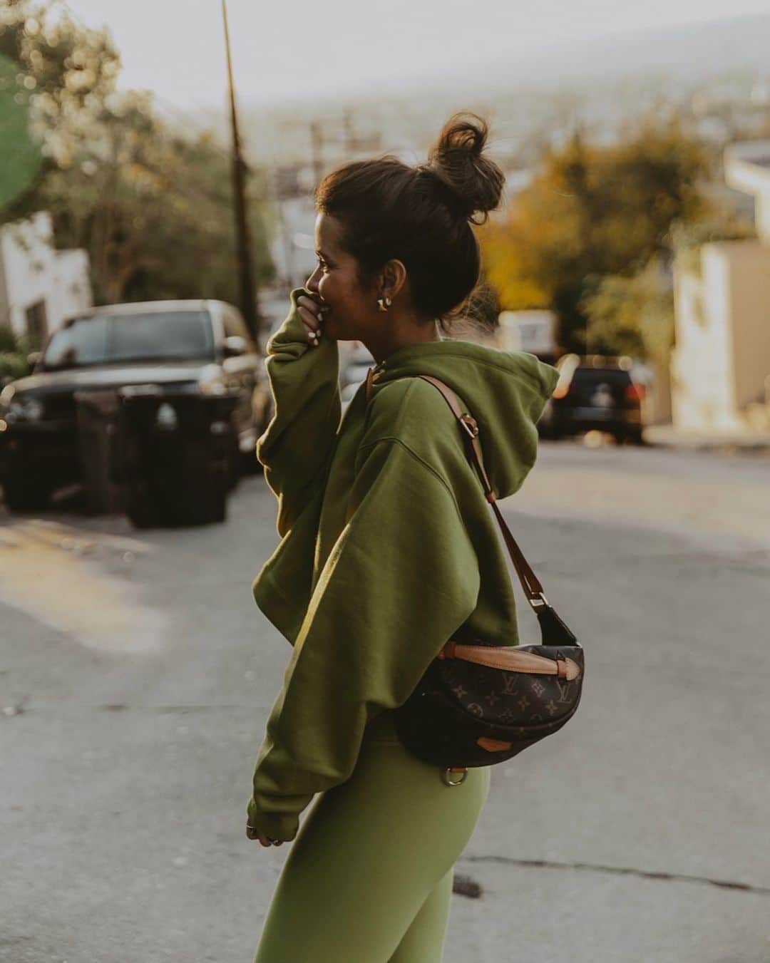 Collage Vintageのインスタグラム：「Mood for the weekend, wear comfy clothes, eat greens, walk around the neighborhood and smile a lot ☺️ what about you? @aloyoga」