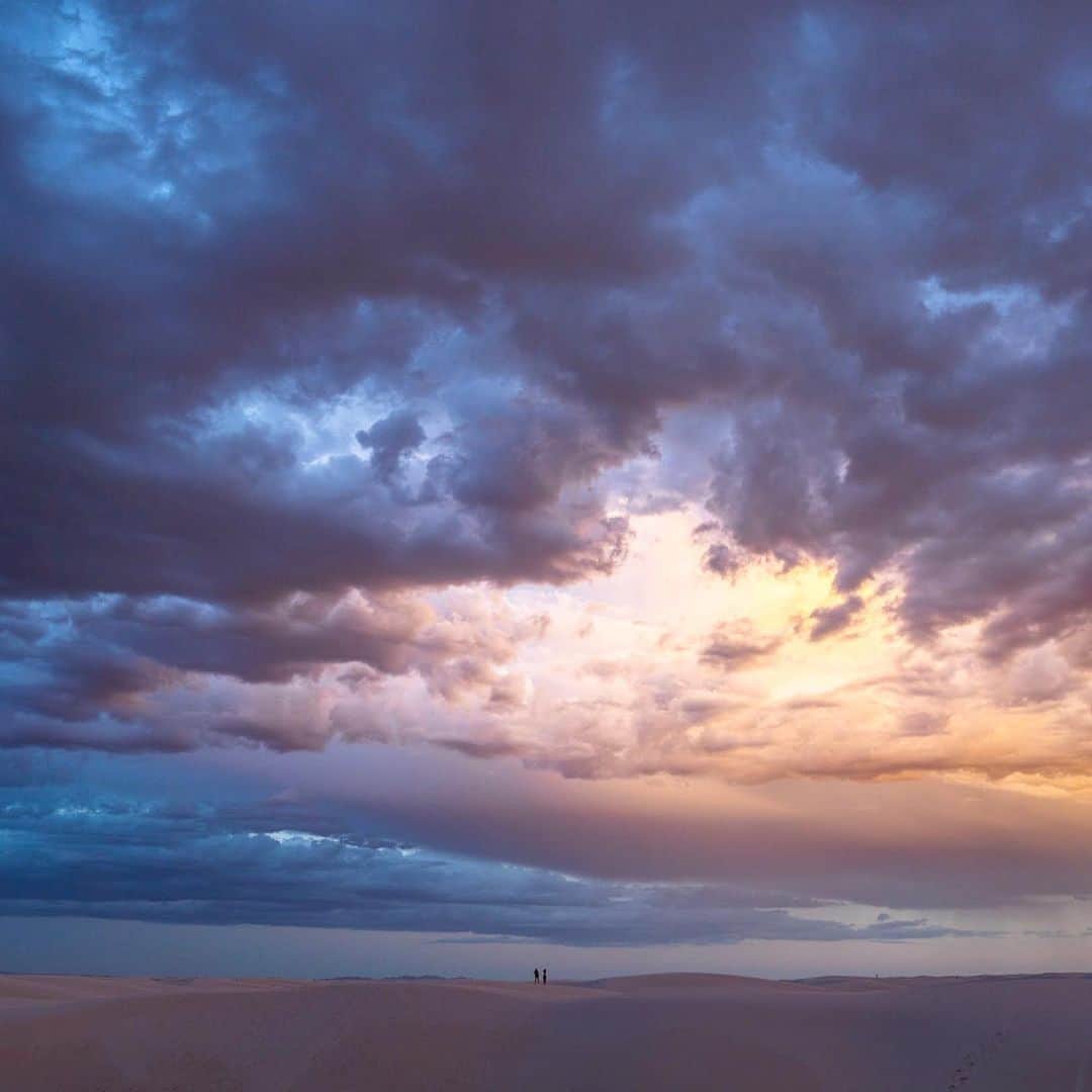 クリス・バーカードのインスタグラム：「Sometimes you miss it. I remember arriving shortly after the most intense thunder & lightning system I had ever seen moved past the dune field. We ran out on the dunes only to find the remnants of rain clouds and leftover intense color in the sky. It was memorable.. but not what I was looking for. 15 minutes made all the difference. The next day I searched online for this storm and the White Sands National Park... and there it was... a photographer had captured one of most beautiful images I had ever seen of this place. It’s stories like this that always keep me motivated & inspired.」
