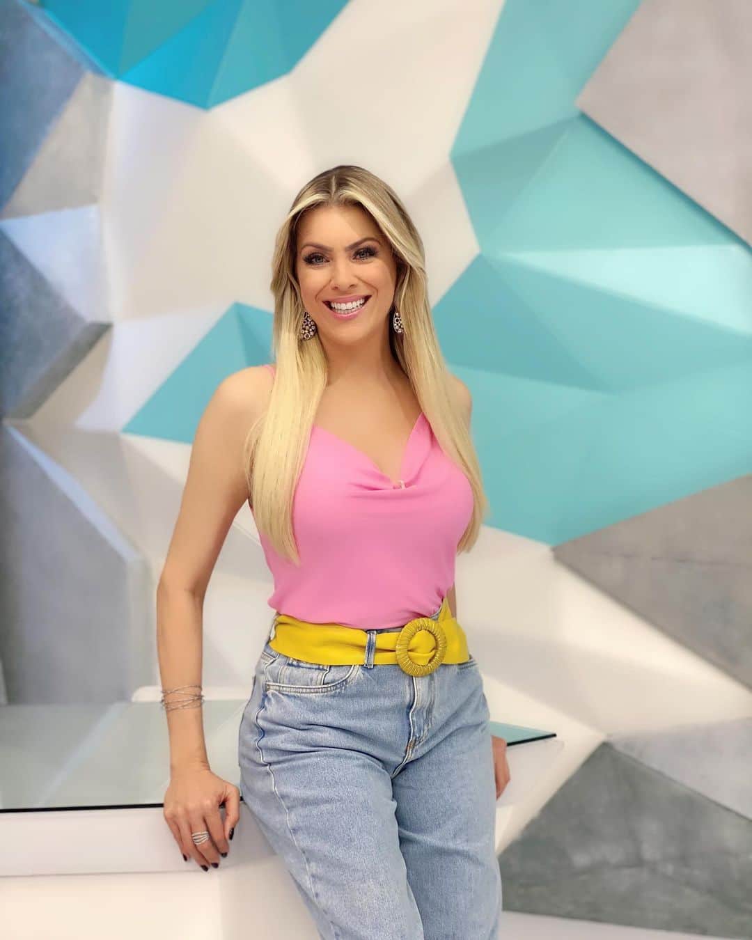 レナータ・ファンのインスタグラム：「Lá se foi mais uma semana de @jogoaberto e desejo a todos que tenham um Final de Semana Excelente! Obrigada pelo carinho tradicional e tantas boas mensagens por aqui!!!! 💗✨🦋 FOTOS @josigss  Calça @equivocooficial」