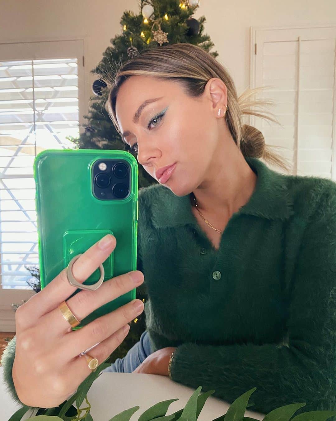 Camden Scottさんのインスタグラム写真 - (Camden ScottInstagram)「It doesn’t look like going home for Christmas is going to happen this year so I’m channeling the Grinch until further notice. To anyone not with their families this year, no matter what the reason, I hope you have friends who turned into family and make your heart grow three sizes💚」12月5日 6時43分 - cammiescott