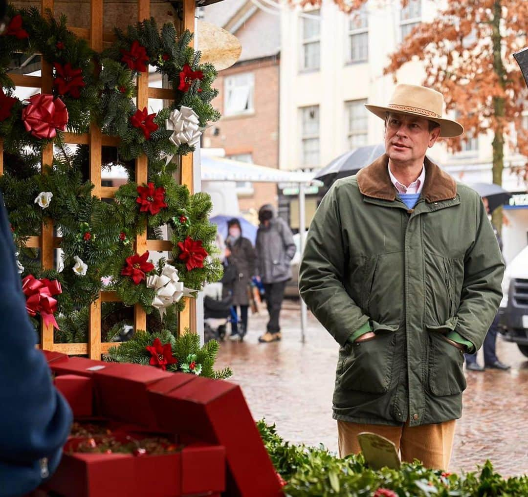 ロイヤル・ファミリーさんのインスタグラム写真 - (ロイヤル・ファミリーInstagram)「The Earl of Wessex yesterday visited Newbury Market to hear from traders about their experiences of the COVID-19 pandemic and the impact on their trade.   🎄🥕🧅The open-air market was open for essential items during lockdown, and has now welcomed back a wider range of traders in the run-up to Christmas.」12月5日 6時39分 - theroyalfamily