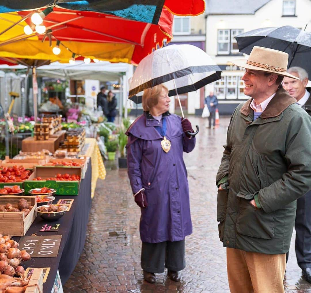 ロイヤル・ファミリーさんのインスタグラム写真 - (ロイヤル・ファミリーInstagram)「The Earl of Wessex yesterday visited Newbury Market to hear from traders about their experiences of the COVID-19 pandemic and the impact on their trade.   🎄🥕🧅The open-air market was open for essential items during lockdown, and has now welcomed back a wider range of traders in the run-up to Christmas.」12月5日 6時39分 - theroyalfamily