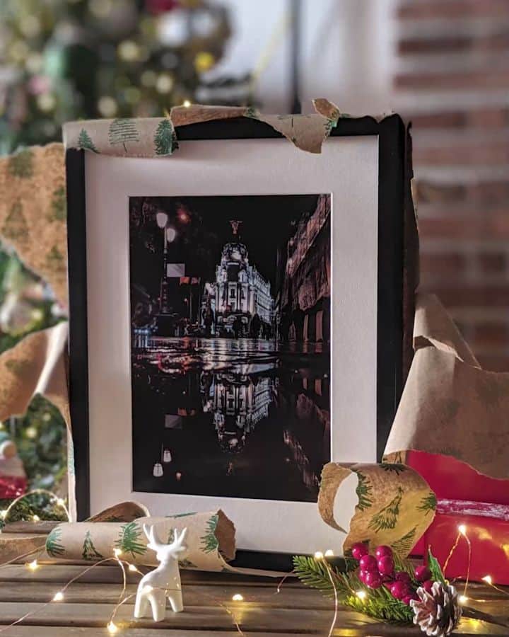 Guido Gutiérrez Ruizのインスタグラム：「Un regalo diferente 🎁 A different gift⁣ ⁣ Con mucha ilusión he creado mi tienda online donde podrás comprar mis fotos, disponibles en varios tamaños. Si buscas un país/ciudad en concreto, házmelo saber y te buscaré la foto perfecta. Hago envíos a toda la Unión Europea con envíos seguros con seguimiento. ¡Aún estás a tiempo para que tu pedido llegue antes de #Navidad! ⁣✨🎄 ⁣ Enlace en mi bio para it a mi tienda. ⁣#Guigurui ⁣ I am very happy to share with you the news that I have created my online store where you can purchase my photos available in various sizes. If you are looking for a specific country/city, let me know and I will find the perfect photo for you. I ship to the European Union with secure shipments with tracking numbers.  You still have time for your order to arrive before #Christmas!⁣ ✨🎄 ⁣ Link in bio to my store. #Guigurui」