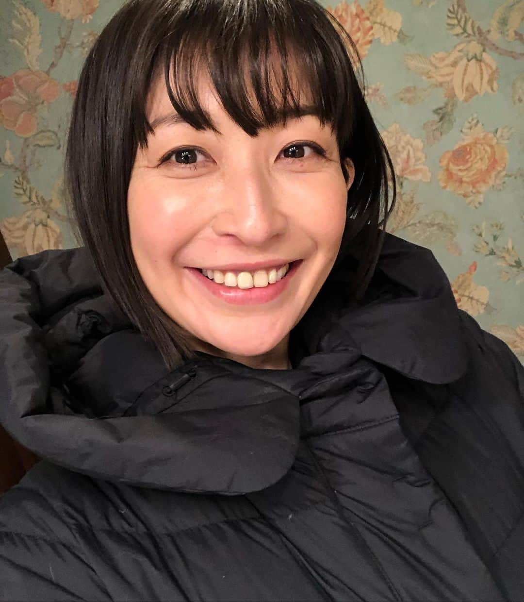 小野真弓さんのインスタグラム写真 - (小野真弓Instagram)「おはようございます^ ^ 仕事で久しぶりに茨城へ。 落ち葉の絨毯で道が黄金色🍂✨筑波山も間近で見られて、気持ちの良い一日でした( ´∀｀)⛰ #茨城県#つくば市#撮影#白衣#ラフラボ#お知らせはまた #紅葉絨毯#まちわわせ#ペニーレインつくば#ドッグカフェ #ドッグラン#さつまいもマフィン#ドッグメニュー#パンが美味しい#カフェメニューも美味しい#静電気#千葉暮らし#犬のいる暮らし#犬は孫#実家エリア 仕事終わりで待ちわわせ。🙋‍♀️🐶🐶 ハナハルは、じいちゃん‍ばあちゃんに連れてきてもらったよー🚗美味しいランチとドッグラン☺️ 犬たち、うはうは(๑>◡<๑)💕 空気がカラカラの季節ですー🍂 ハルくん静電気バチバチ⚡️🐶かーさんしわしわ⚡️ 化粧水パックいのちです。。👹❄️ 良い週末を🍀😷」12月5日 6時46分 - hanaharuaroi