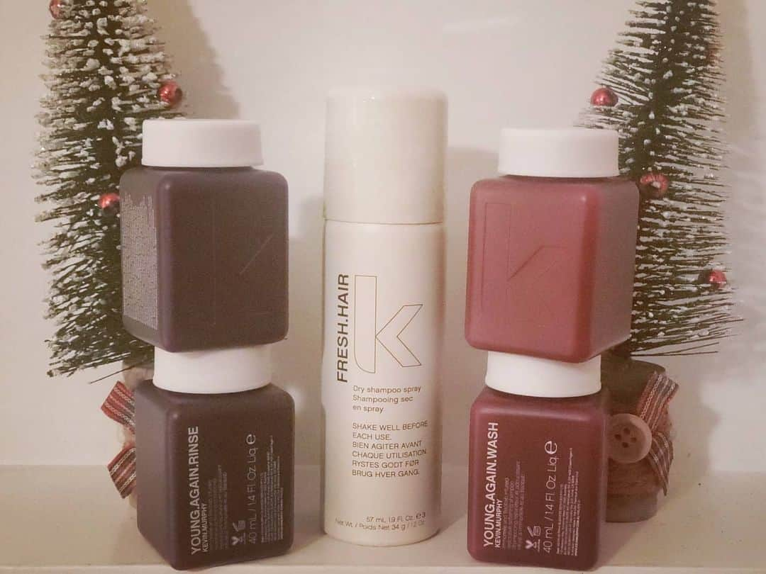 東京ビューティークリニック【公式】のインスタグラム：「Stuck on stocking stuffers? We have the perfect idea for you. Pamper your loved ones with the Young.Again shampoo and conditioner paired with our Fresh.Hair dry shampoo. Enriched with lotus flower extract, kakadu plum, and baobab seed oil we promise it will leave their hair soft yet still voluminous. ... This package includes travel sizes of: Young.Again wash Young.Again rinse Fresh.Hair dry shampoo ... RETAIL: $25.20 SALE: $17 🌸🌸🌸」