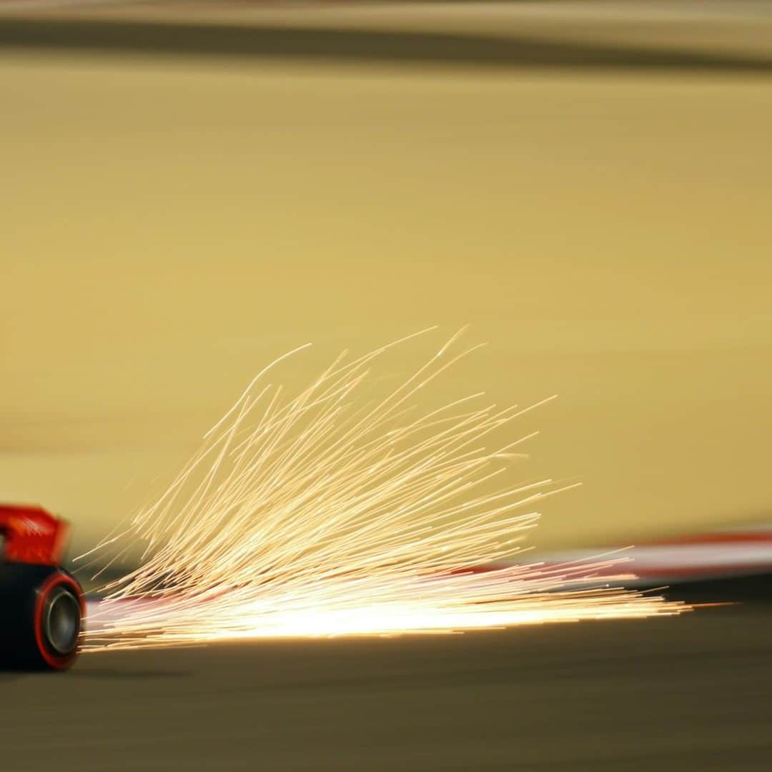F1さんのインスタグラム写真 - (F1Instagram)「Sparkin' in Sakhir ✨  #F1 #Formula1 #SakhirGP #Sparks」12月5日 6時48分 - f1