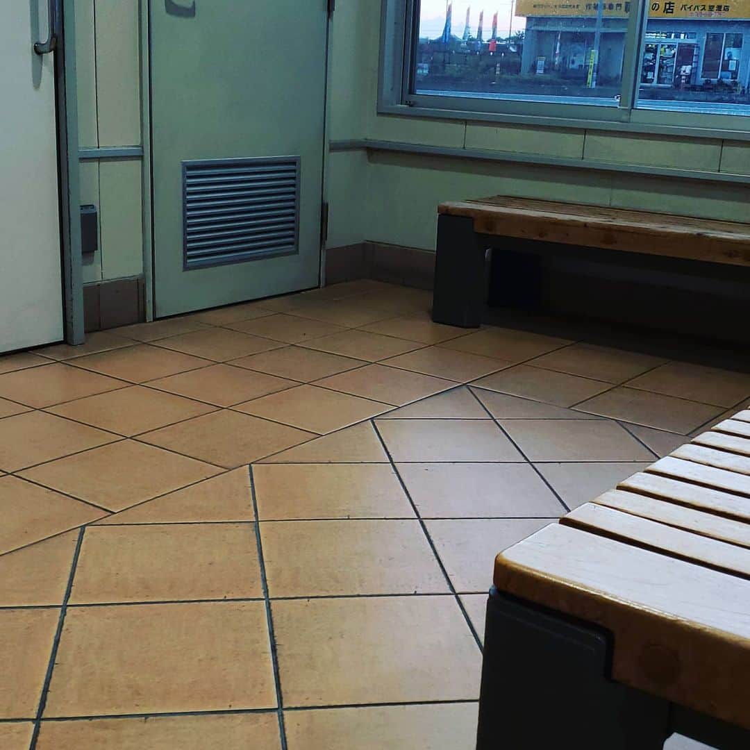 桂七福さんのインスタグラム写真 - (桂七福Instagram)「バスの待合室のトイレ。 「人がいない場合でも水が流れる場合があります。その場合はご了承ください。」との表示。 この短文に３回も『場合』は要る（笑）？ そんな朝。 アンパンと缶コーヒーの張り込み風朝食。 （桂七福）」12月5日 6時49分 - shichifuku.katsura