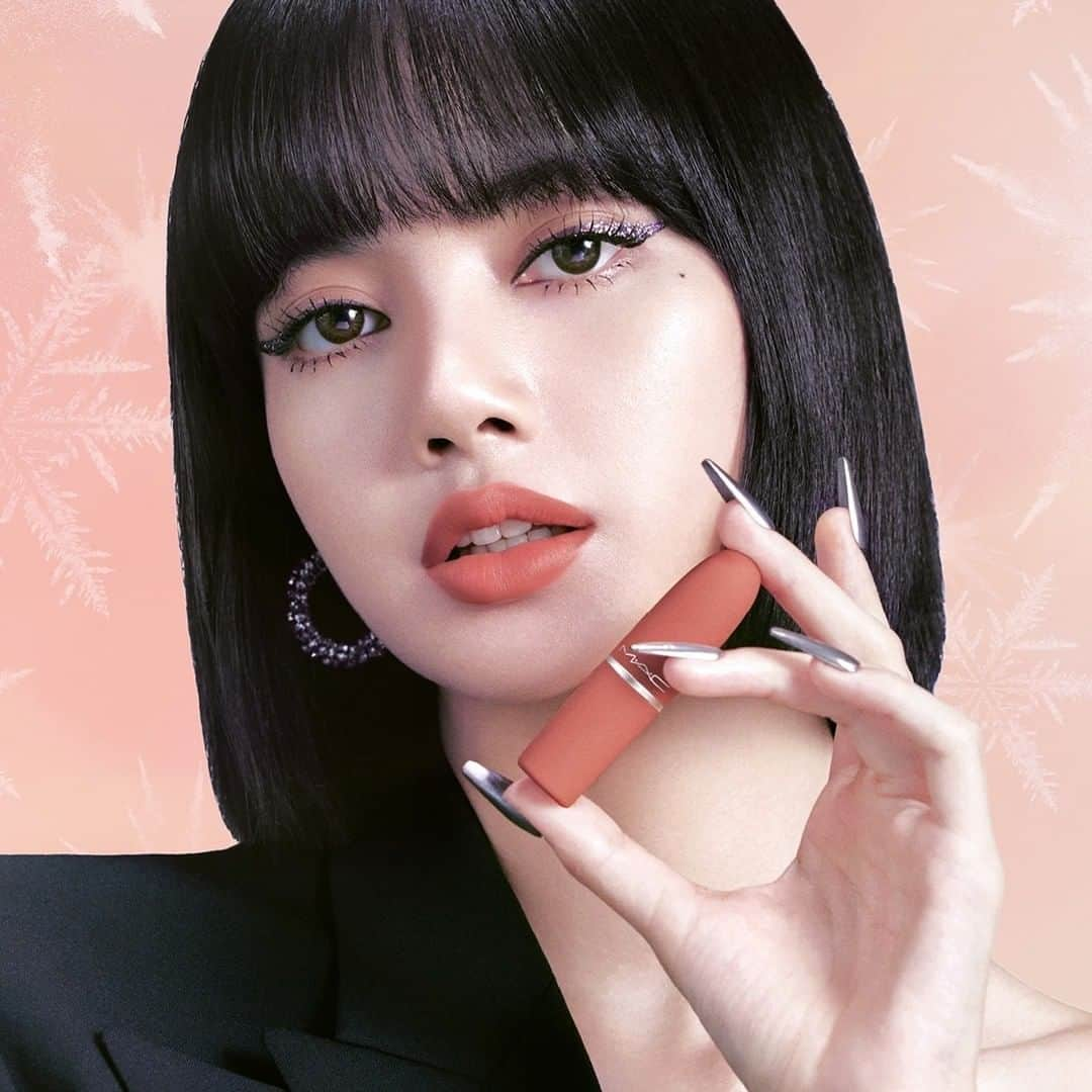 M·A·C Cosmetics BRさんのインスタグラム写真 - (M·A·C Cosmetics BRInstagram)「FA-LA-LA-LA-LISA ❄️! @lalalalisa_m  está exclusivamente com a M·A·C nessa temporada de fim ano! Fique ligado para mais novidades sobre a Lisa.  Na foto ela está com um dos batons Powder Kiss do kit Showstopper exclusivo da coleção #FrostedFireworks.  #MACLovesLisa #MACHoliday #MACFrostedFireworks」12月5日 7時00分 - maccosmeticsbrasil