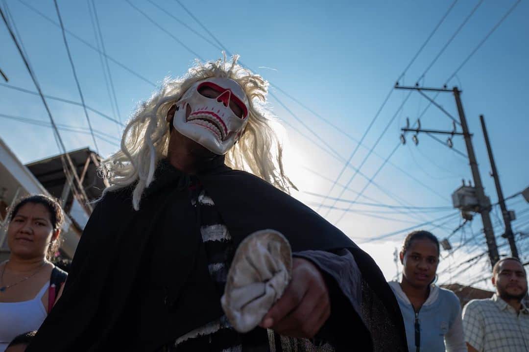 National Geographic Travelさんのインスタグラム写真 - (National Geographic TravelInstagram)「Photos by @juancristobalcobo / For over 60 years los diablitos, or little devils, have taken to the streets of Cali, Colombia, weeks before Christmas. They descend upon the city from the hills of Siloé, a poor but thriving community located in the western part of the city, to play their drums while wearing costumes with the hope of getting some coins for Christmas. #siloé #cali #colombia #juancristobalcobo」12月5日 7時00分 - natgeotravel