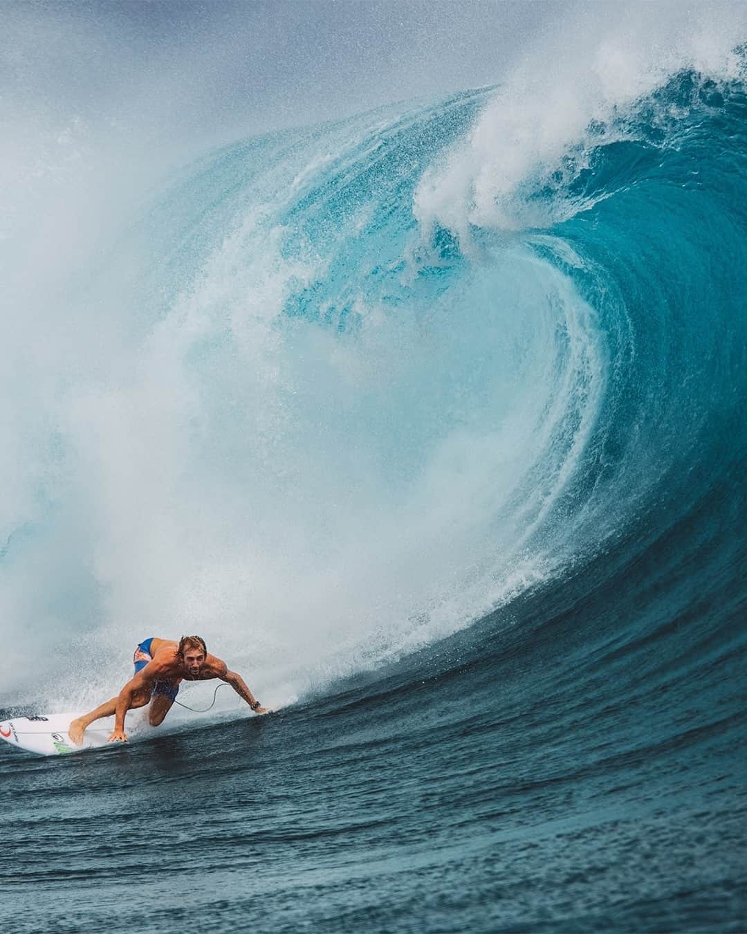 Rip Curl Australiaさんのインスタグラム写真 - (Rip Curl AustraliaInstagram)「@owright is a pretty tall guy. So this wave is, enormous. ⁠ ⁠ Owen's boardshorts? They're #MadeForWaves」12月5日 7時01分 - ripcurl_aus