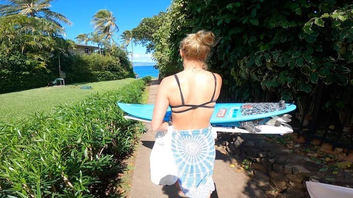 レイキー・ピーターソンのインスタグラム：「The first lay-day here on Maui so keeping limber and having some fun. VLOG. 19 can now be viewed through the link in my bio 🌴🌴🌴 @gopro #gopro #islandlife」