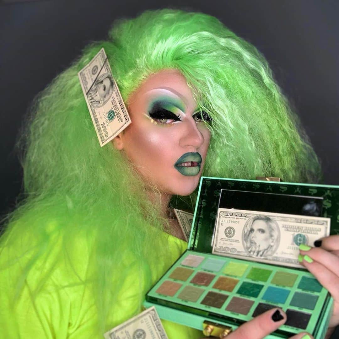 Jeffree Star Cosmeticsさんのインスタグラム写真 - (Jeffree Star CosmeticsInstagram)「MONEY MAGIC🌟 @dustyn.dawn  created this drop dead gorgeous look using our #BLOODMONEY palette,  #EXTREMEFROST in the shade Gag Me, & #velourliquidlipstick shades Crocodile Tears, No Offense, & Drug Lord 💚 #jeffreestarcosmetics」12月5日 6時58分 - jeffreestarcosmetics