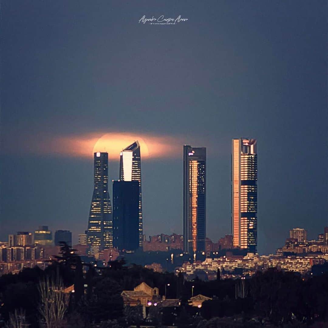 のインスタグラム：「Shy moon trough these buildings by @alextamega32 and @igersmadrid 🌕🌆 #igersmadrid #igersspain #igers」