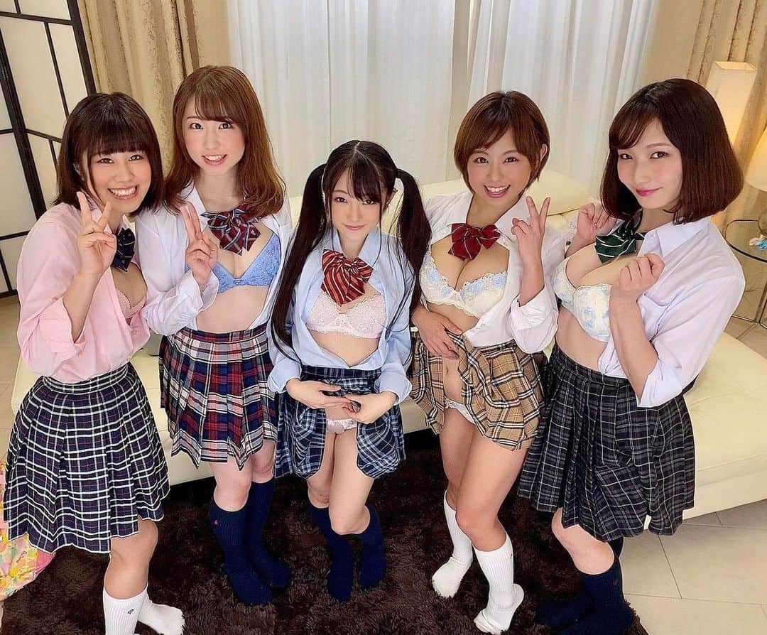のインスタグラム：「王様ゲーム撮影したのがあと少しでリリース✨ めっちゃ愉快な現場だったぁ〜ヽ(´▽｀)/  左から #志木あかね #間宮あや #想真花 #亜矢みつき#神木まほろ   #jk #コスプレ #コスプレ撮影 #撮影 #アイエナジー #王様ゲーム #妹子 #av女优 #性感內衣 #ふぉろーみー #フォロワー募集中」