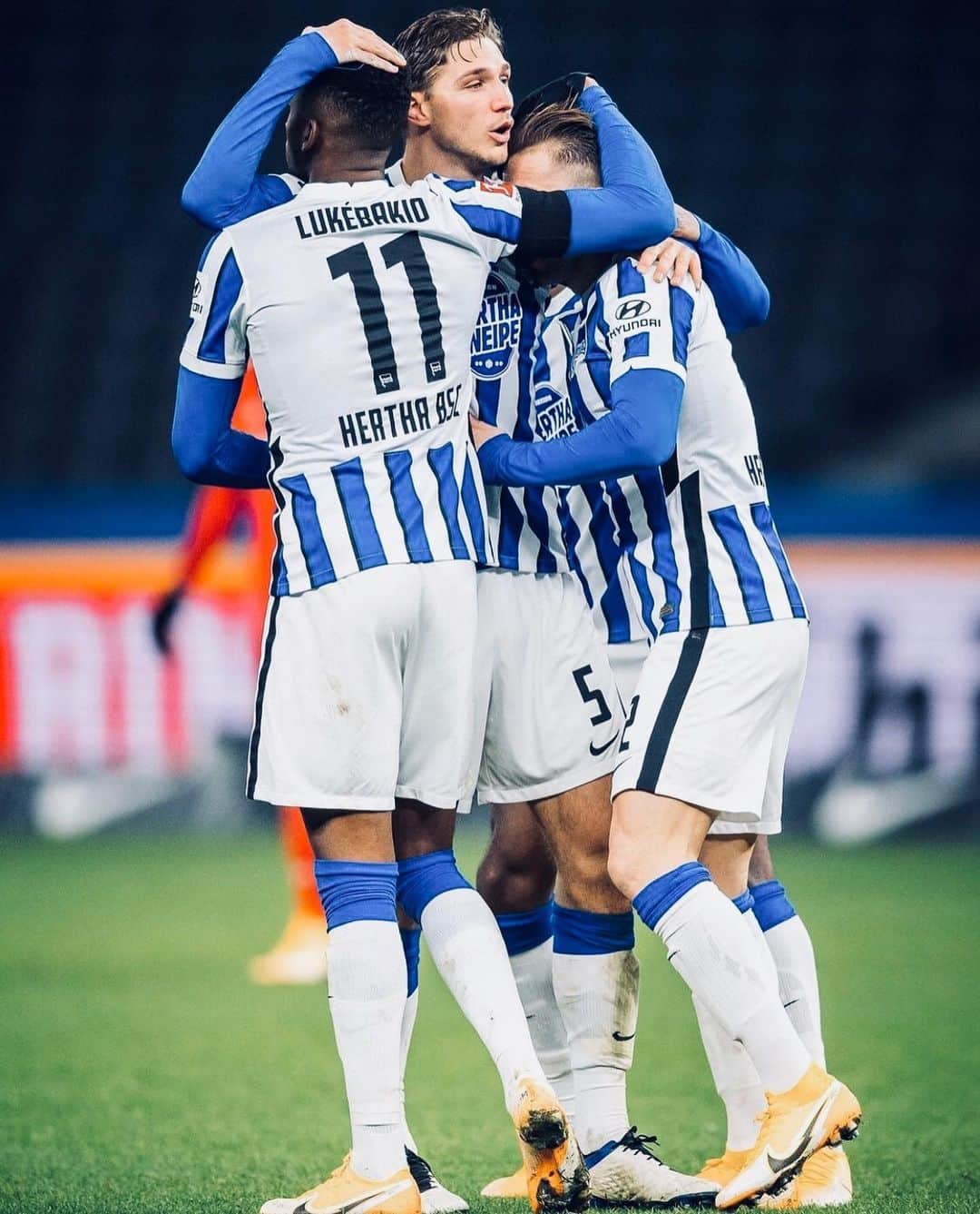 ニクラス・シュタルクさんのインスタグラム写真 - (ニクラス・シュタルクInstagram)「D E R B Y S I E G E R ✊🔵⚪️ #HaHoHe @herthabsc」12月5日 7時17分 - nik.stark4