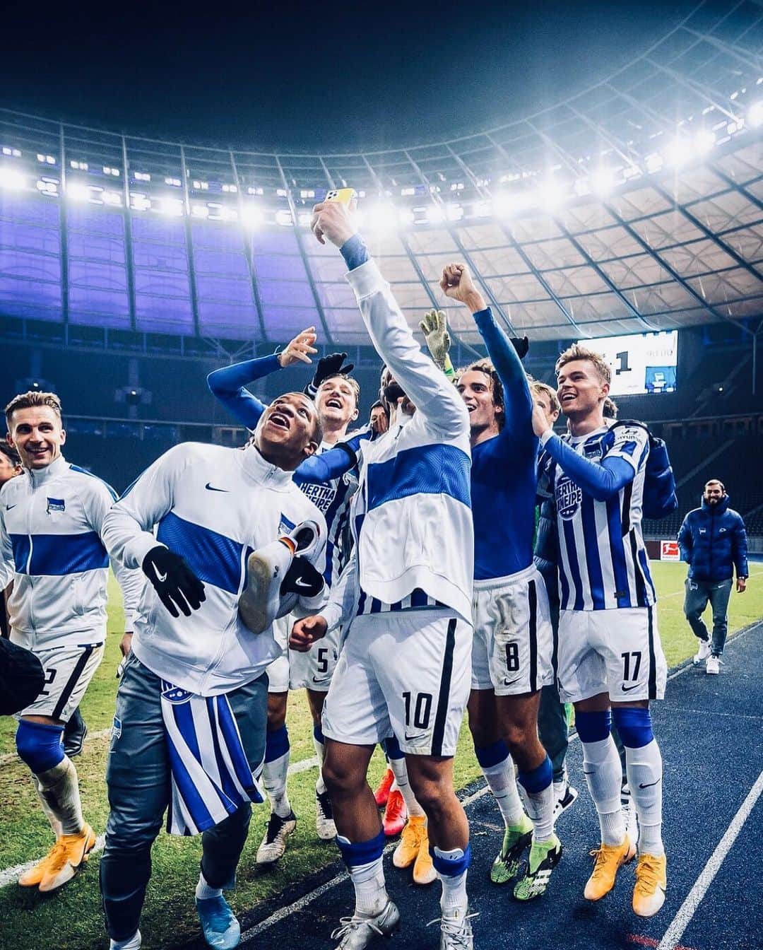 のインスタグラム：「D E R B Y S I E G E R ✊🔵⚪️ #HaHoHe @herthabsc」