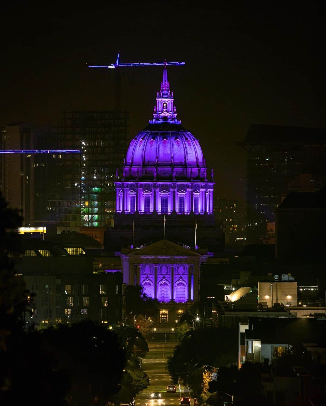 Salesforce さんのインスタグラム写真 - (Salesforce Instagram)「We were honored to celebrate #IDPD2020 and the #PurpleLightUp Campaign with our partner My Purple Space and all those around the world. To show our commitment, Salesforce Tower went purple last night. 💜 That's not it though! Our own @chattycattyn, Senior Director of Accessibility Programs, worked with San Francisco City Hall to join the Purple Revolution. Follow the Salesforce Office of Accessibility on Twitter at @SalesforceA11y. 📸: @jakubmosur」12月5日 7時12分 - salesforce