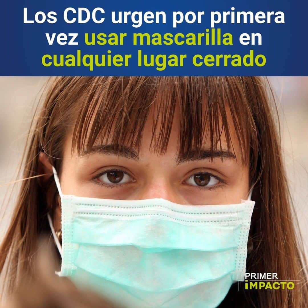 のインスタグラム：「Este viernes 4 de diciembre, los Centros para el Control y Prevención de Enfermedades (CDC) actualizaron su guía de estrategias para reducir la transmisión del #coronavirus. Por primera vez añadieron oficialmente el uso de las mascarillas universal casi en todo momento.  "El uso de mascarillas es de extrema importancia en espacios internos y abiertos cuando la distancia de seis pies no puede cumplirse", dicen, al recomendar incluso su uso en casa cuando se sospeche que algún miembro de la familia estuvo expuesto o si se confirma el contagio.  "El control de la #pandemia requiere la aplicación de varias estrategias que han dado resultado", aseguran al promover abiertamente otras como el distanciamiento social, evitar estar en espacios cerrados, aumentar la realización de pruebas para descartar la enfermedad en menos tiempo y que la persona pueda ser aislada rápidamente; la cuarentena para quienes hayan estado expuestos a la enfermedad, posponer viajes y la vacuna.  #coronavirus #vacuna #vaccine #mask #wearamask #mascarillas #mascarilla #PrimerImpacto」