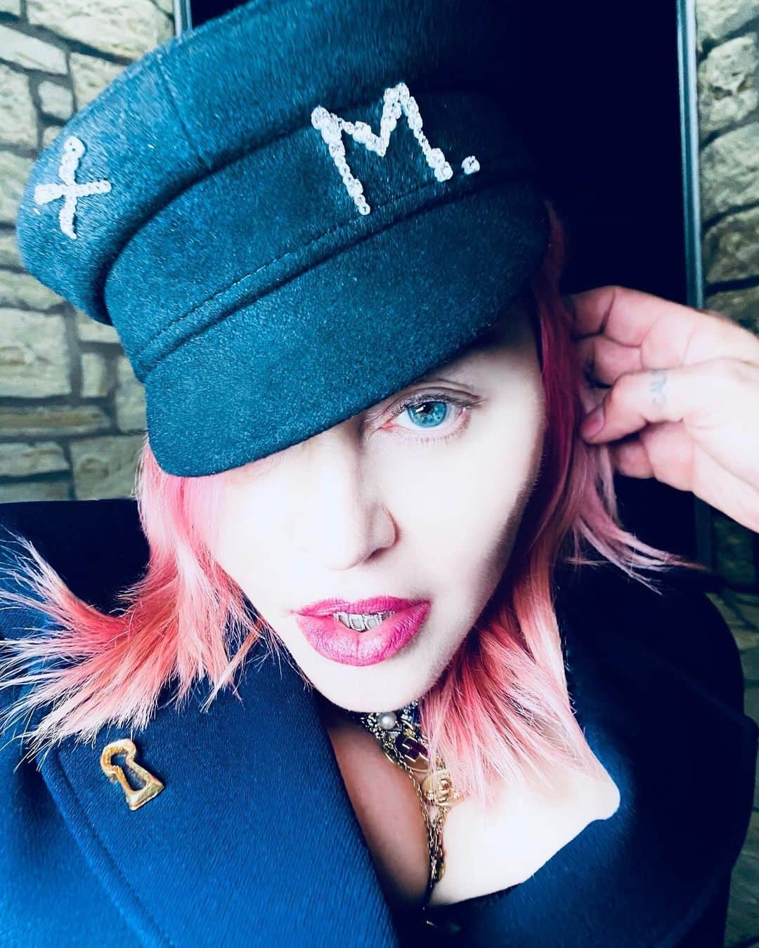 マドンナさんのインスタグラム写真 - (マドンナInstagram)「Get dressed up. Pretend to have a party. Promise yourself you wont go insane being in lockdown for the 3rd time. 🙏🏼」12月5日 7時44分 - madonna