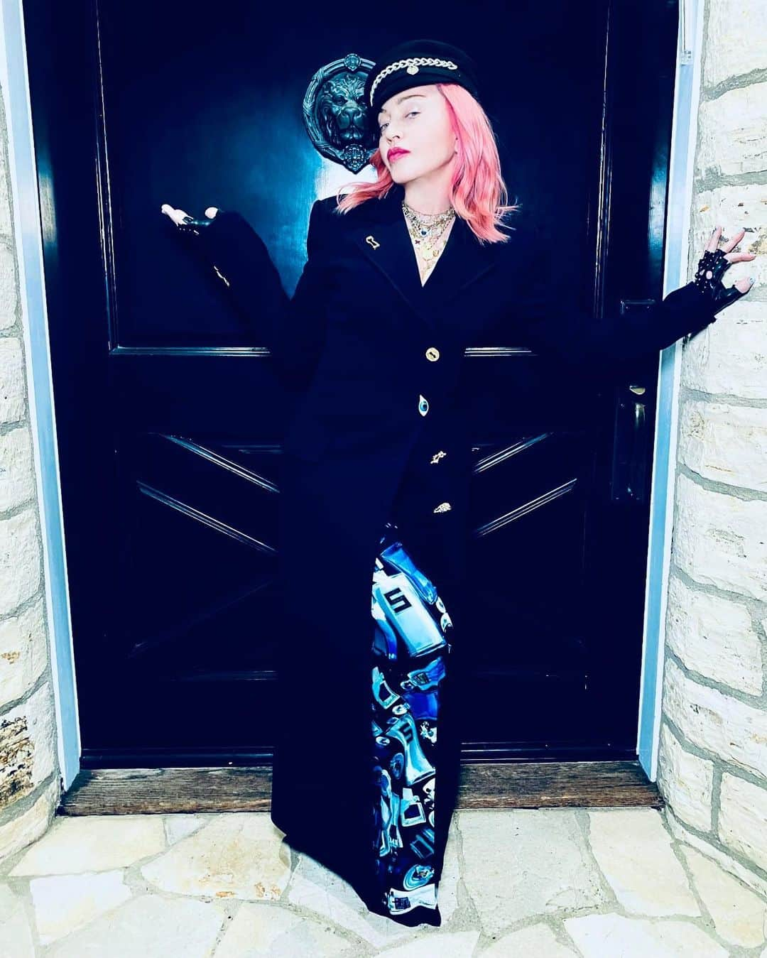 マドンナさんのインスタグラム写真 - (マドンナInstagram)「Get dressed up. Pretend to have a party. Promise yourself you wont go insane being in lockdown for the 3rd time. 🙏🏼」12月5日 7時44分 - madonna