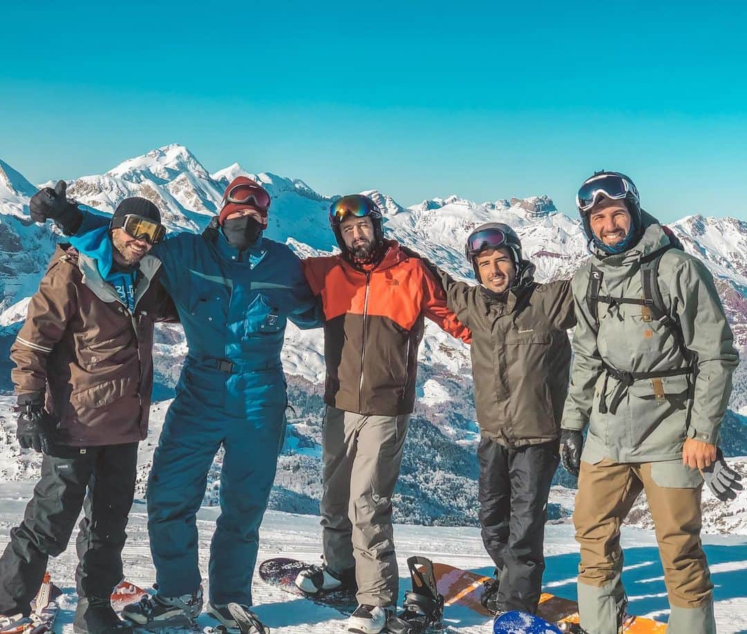 ゴルカ・イライソス・モレノのインスタグラム：「El teléfono me ha recordado donde estaba hace un año...  Y volveremos a abrazarnos!!! #amigos #friends #momentosunicos #montaña #mountain #snow #snowboarding」
