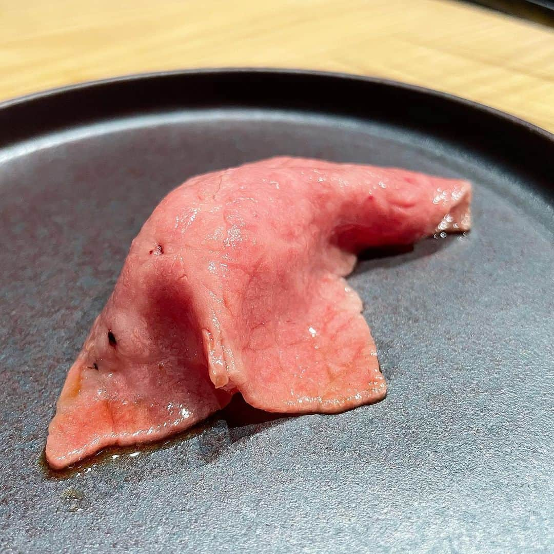 Mika Jimboさんのインスタグラム写真 - (Mika JimboInstagram)「【どうも、はじめまして焼肉じゃないほうのKINTANさん👅】﻿ ﻿ KINTANといえば焼肉のイメージだけど、﻿ 代官山と恵比寿の間にあるしゃぶしゃぶKINTANに初めて行ったよ🐮﻿ ﻿ なぜかこの日は異様にしゃぶしゃぶが食べたかった🐮﻿ ﻿ きんたんのしゃぶしゃぶコースは自分でしゃぶしゃぶしたり、時には店員さんにしゃぶしゃぶしてもらったりと割と忙しいスピード感を感じる鍋timeを過ごすスタイルだった。笑﻿ ﻿ 味は普通。﻿ サービス良き👍﻿ ﻿ 雰囲気はなまる💮﻿ ﻿ でも楽しかったから結果OK🥰﻿ ﻿ しゃぶしゃぶの寿司を初めて食べたのが新鮮だったな〜やること斬新ですね🍣﻿ ﻿ ﻿ #しゃぶしゃぶkintan代官山本店#しゃぶしゃぶkintan#しゃぶしゃぶ#kintan#キンタン#キンタンしゃぶしゃぶ#しゃぶしゃぶ好きな人と繋がりたい#東京ごはん#代官山#代官山グルメ#代官山ディナー#代官山ごはん#恵比寿#恵比寿グルメ#恵比寿ごはん」12月5日 7時37分 - mikajimbox